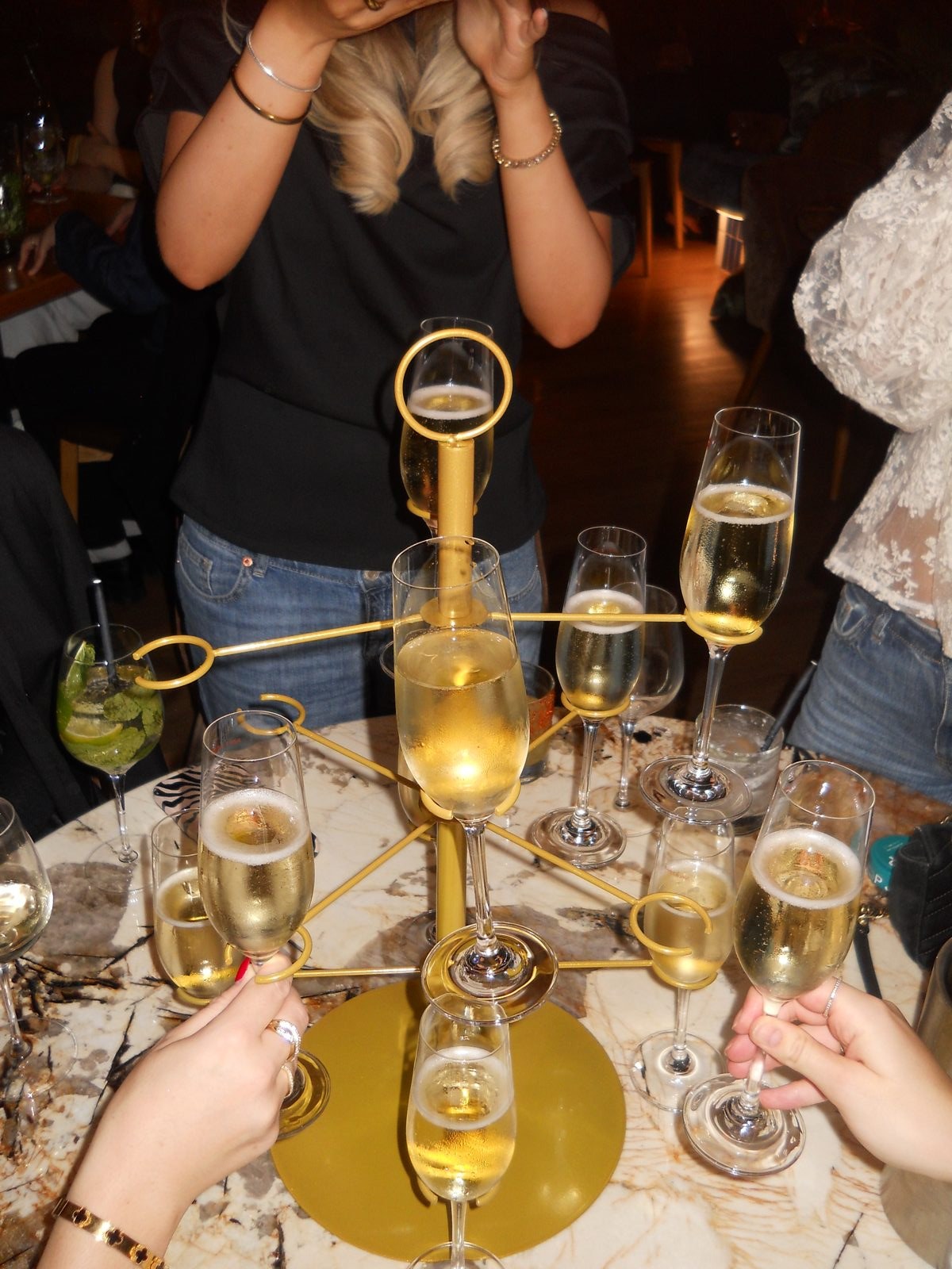 Champagnetorn och feststämning på Berseau