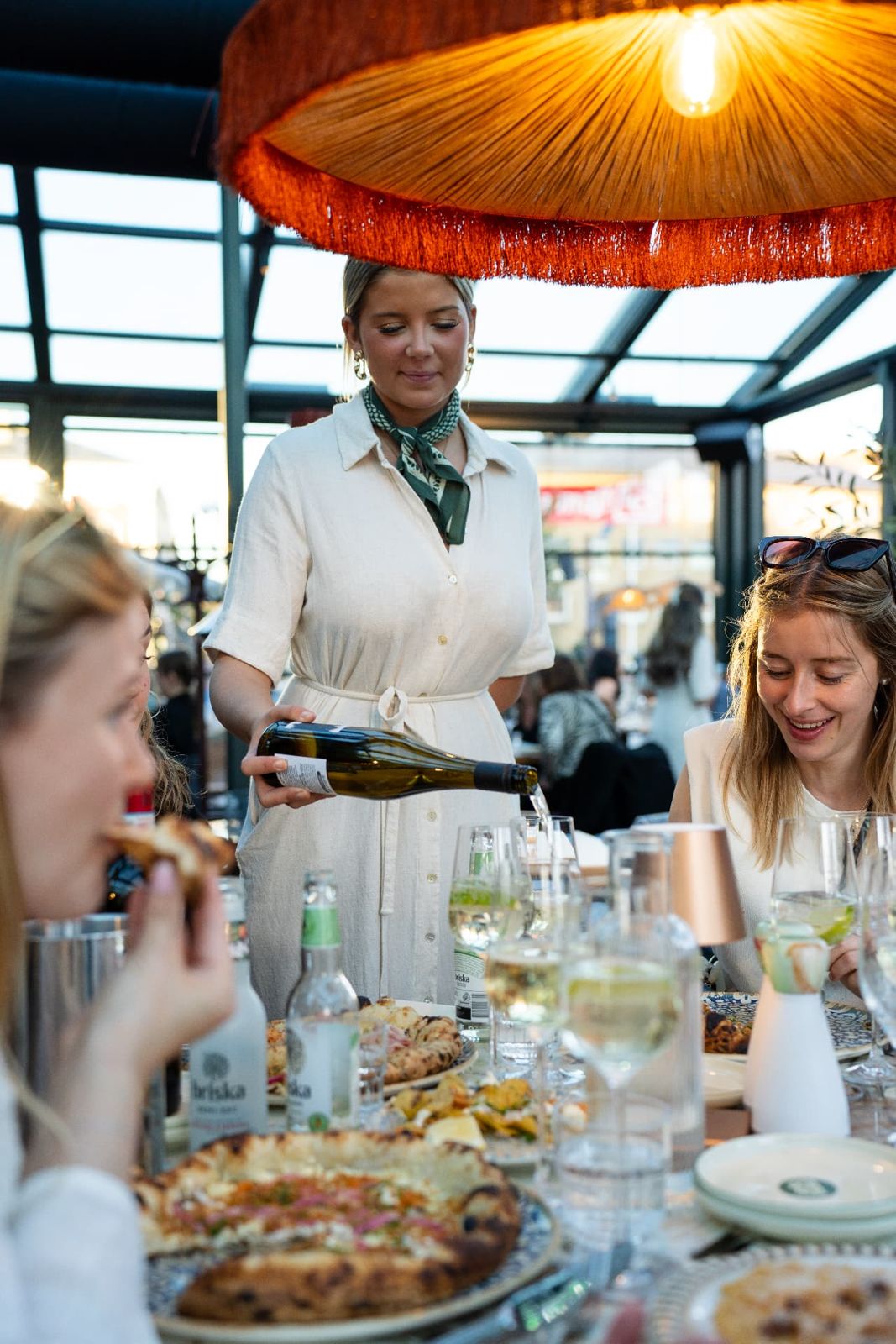 Vin hälls upp i glas