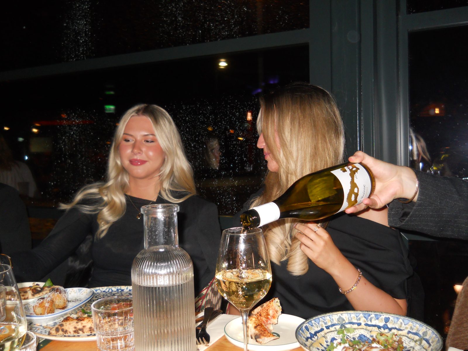 Vin hälls upp vid middagsbordet på Berseau